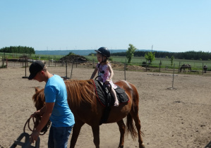 Dziewczynka na koniu